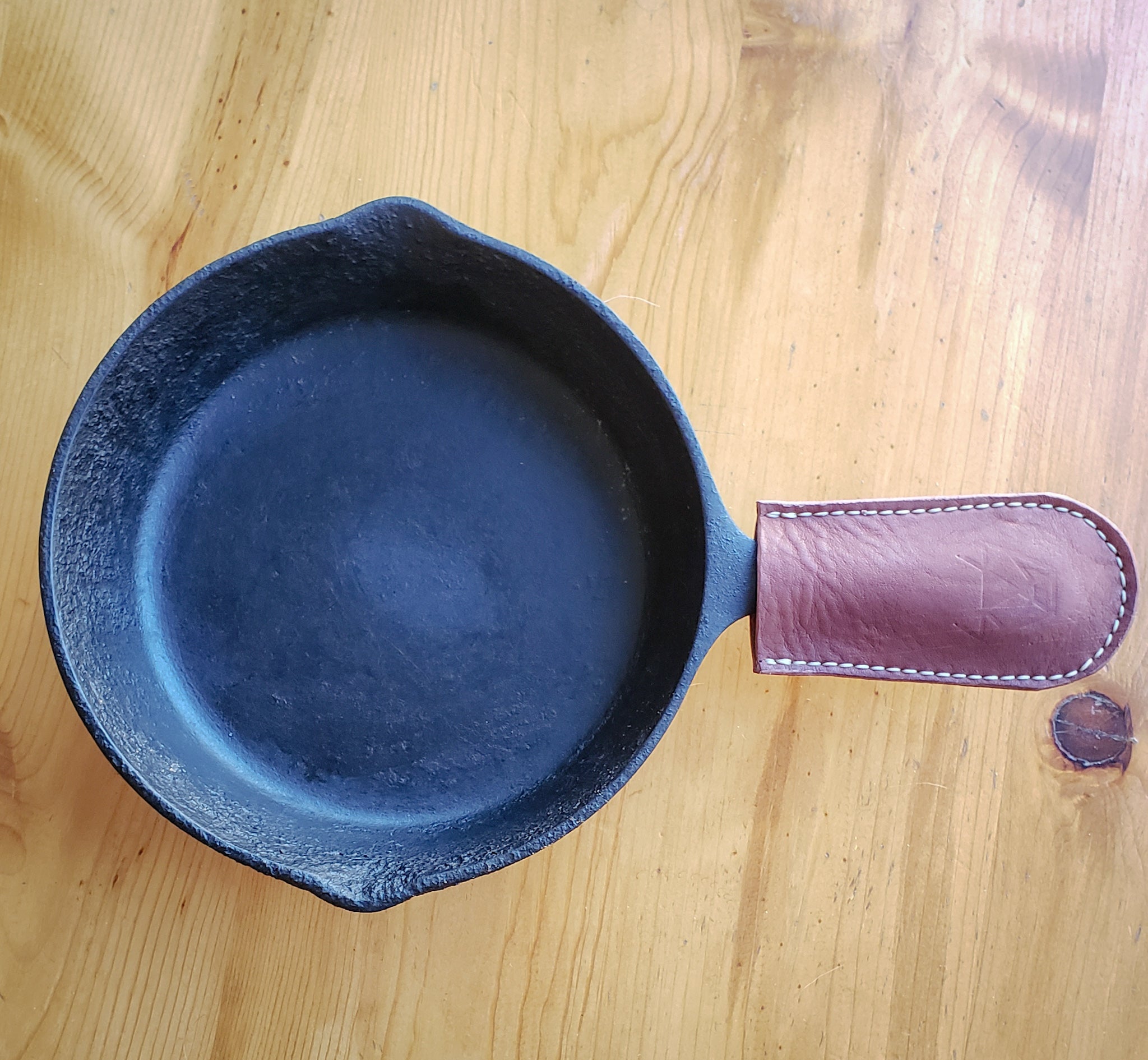 Cast Iron Skillet Holder - your grandma would be so proud!
